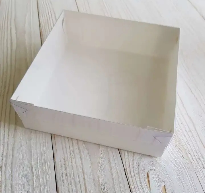 картинка Коробка для зефира, тортов и пирожных с пластиковой крышкой (белая) 20*20*7 см. от магазина Компания+