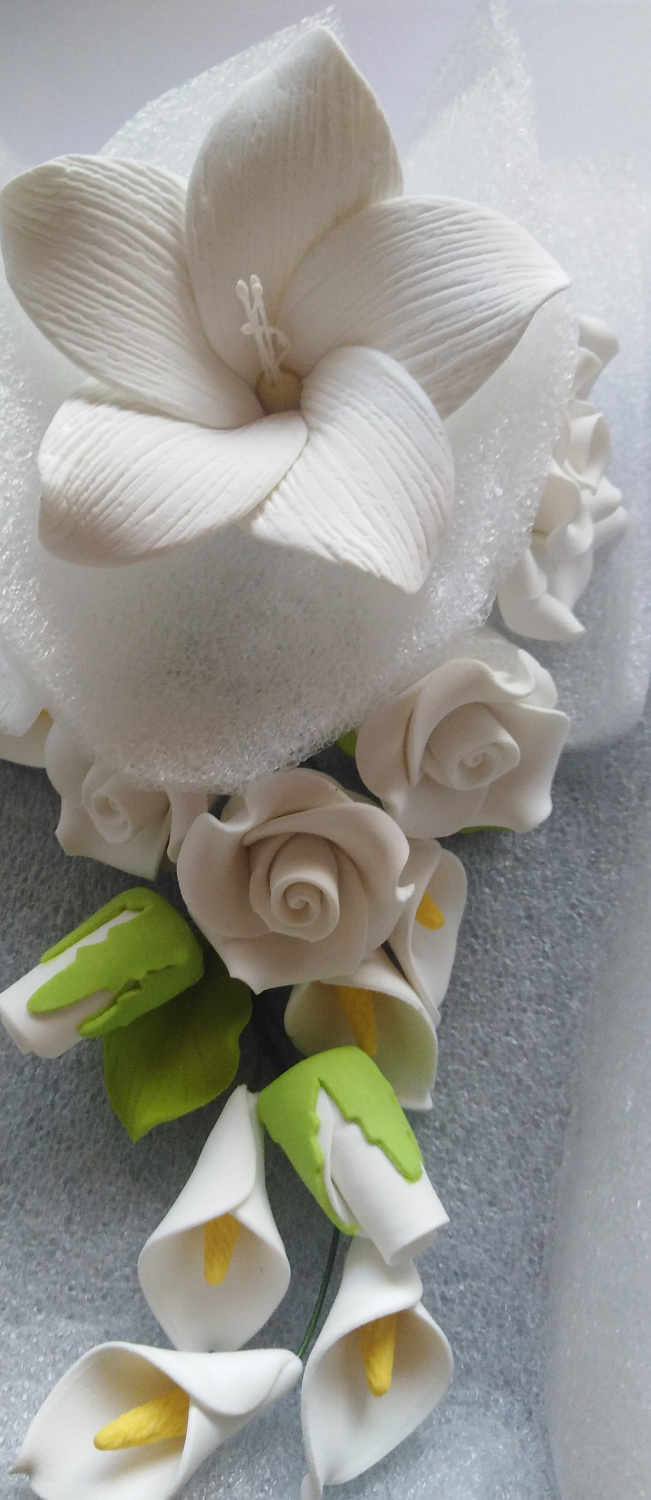картинка Цветы из мастики в виде белых роз и коал / 18 см. от магазина Компания+